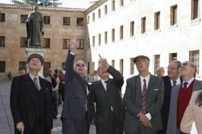 Víctor García de la Concha enseña ayer la fachada de la Universidad de Salamanca a otros directores y presidentes de las Academias de la Lengua Española.