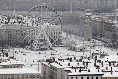 La nieve cubre una noria en el centro de Lyon.