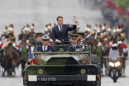 Emmanuel Macron saluda desde un coche militar por la Avenida de los Campos Eliseos, el 14 de mayo de 2017, en París. 