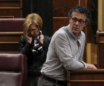 Rosa Díez (UPyD) y Mikel Errenkondo (Amaiur), ayer durante el pleno del Congreso.