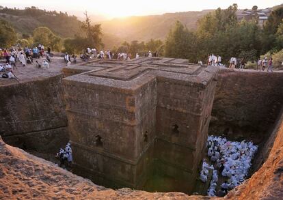 Ver por televisión o en un libro las iglesias de la pequeña localidad de Lalibela, <a href="https://elviajero.elpais.com/elviajero/2019/12/05/actualidad/1575551352_109280.html" target="_blank">al norte de Etiopía</a>, no es suficiente preparación para lo que supone entrar de verdad en una de ellas. Tallados íntegramente en la roca, hacia abajo, estos templos etíopes aún en funcionamiento son enormes y refinados, y la mayoría están en excelente estado de conservación. Según la leyenda, su origen se debe a la intención del rey de fundar una nueva Jerusalén para que los peregrinos no tuvieran que emprender el largo y peligroso viaje hasta la ciudad santa. Lo mejor es ir temprano, cuando los fieles acuden en busca de bendiciones y fe.