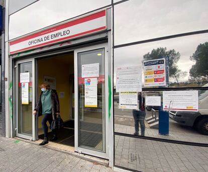 Una mujer sale de una oficina de empleo en Madrid.