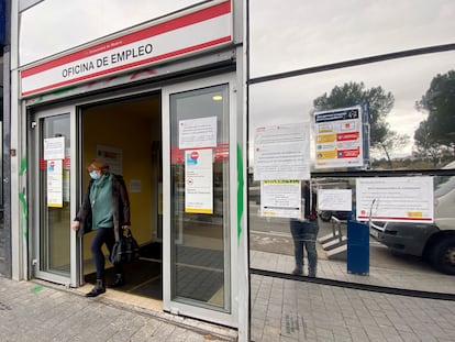 Una mujer sale de una oficina de empleo en Madrid.