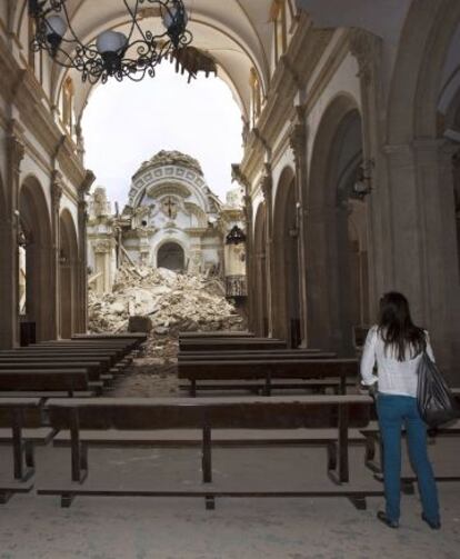 Interior de la iglesia de Santiago de Lorca, tras el terremoto.