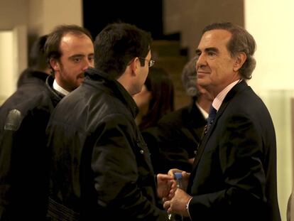 José María Alonso, a la derecha, la noche de las votaciones.