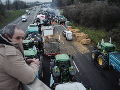 Un hombre observaba el jueves el bloqueo de agricultores franceses de la autopista A-6 a la altura de Chilly-Mazarin, a unos 20 km al sur de París. 