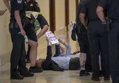 Hace apenas dos semanas otros 40 manifestantes fueron detenidos en el marco de una serie de sentadas frente a oficinas de senadores republicanos en el Capitolio. En la imagen, un activista permanece en el suelo durante la protesta en el Capitolio, Washington.