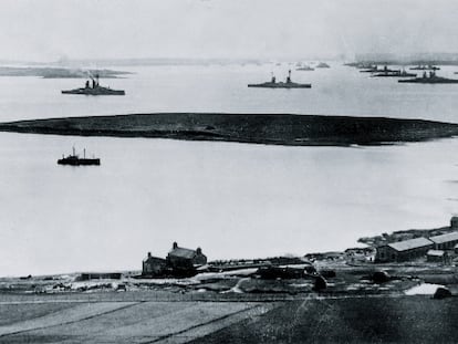 La flota alemana -74 buques- fue conducida por los brit&aacute;nicos a Scapa Flow en 1918, donde permaneci&oacute; custodiada junto a sus 1.800 marineros.