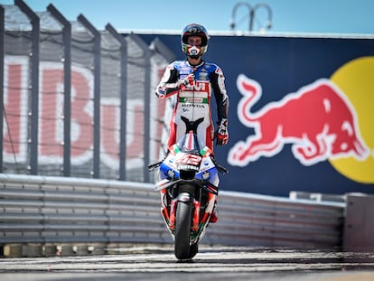 Álex Rins celebra la victoria en el circuito de Austin.