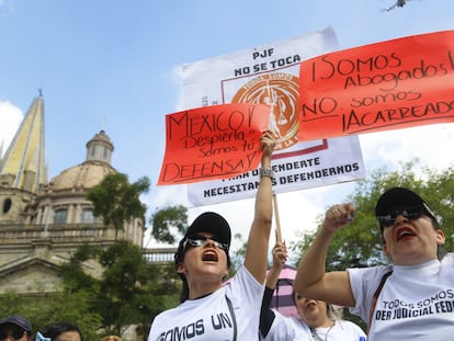 Trabajadores del Poder Judicial durante una protesta en Guadalajara (Estado de Jalisco), el 22 de octubre.