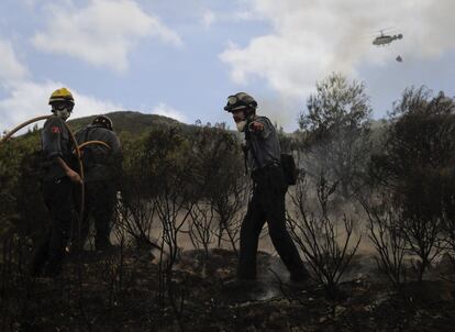 Los bomberos trabajan en la extinción del fuego en Rasquera.