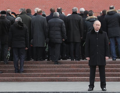 Putin asiste a una ofrenda floral en la tumba del Soldado Desconocido, cerca de la muralla del Kremlin, el 23 de febrero de 2013 en Moscú.