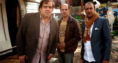 Los protagonistas de 'Tres hermanos y una herencia', en un fotograma de la película.