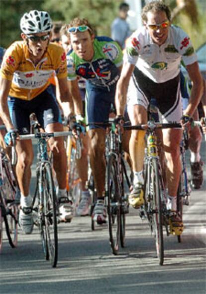 Pérez, a la derecha, junto a Heras, de amarillo, y Valverde, durante la ascensión a Navacerrada.