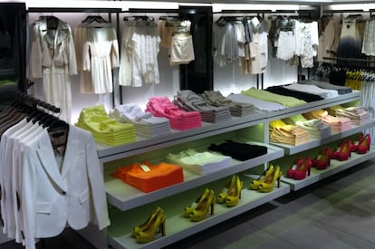 Las diferentes colecciones de ropa se muestran en miniboutiques o espacios diferenciados.