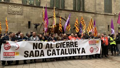Trabajadores del matadero de pollos Sada protestan en Lleida.