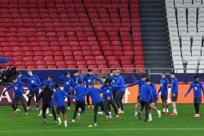 Los jugadores del Barcelona este lunes en el entrenamiento previo al partido de Champions ante el Benfica.