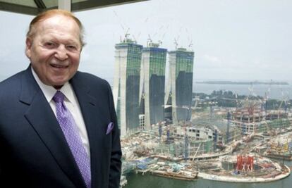 El millonario estadounidense Sheldon Adelson posa en 2009 frente a las obras de su complejo de casinos en Singapur.