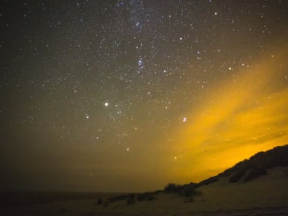 Dark Sky Park. Solo necesitará una manta, sentarse en la playa y esperar la noche y que salgan las estrellas para contemplar nítidamente la Vía Láctea y otros astros del firmamento. ¿Dónde? En el hermoso parque natural holandés de Boschplaat, en Terschelling, una de las islas de Frisia Occidental. Allí se ubica uno de los lugares más oscuros del mundo, el Dark Sky Park, famoso por la ausencia de contaminación lumínica y la negrura de sus cielos.