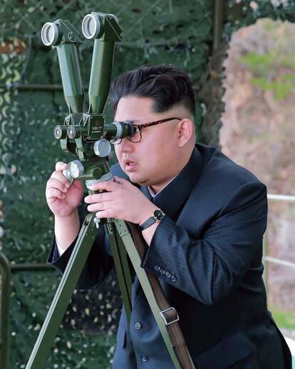 Kim Jong-un supervisa una prueba de fuego submarino de un misil balístico estratégico, en un lugar no revelado. Fotografía sin fecha publicada por la KCNA el 24 de abril de 2016.