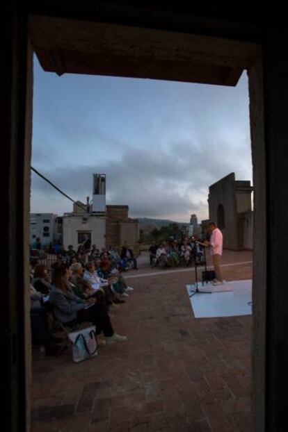 L’actor Pere Arquillué fa una interpretació personal de Les dones i els dies, de Gabriel Ferrater. 