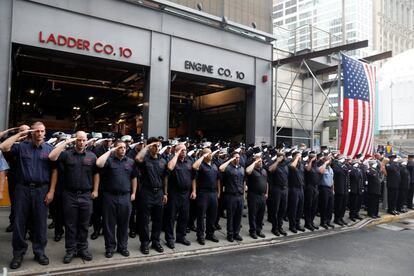 Miembros del FDNY Ladder Company 10 y Engine Company 10 saludan al conmemorar el 17 ° aniversario de los ataques del 11 de septiembre de 2001 en el World Trade Center de Nueva York (EE UU).