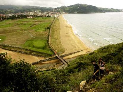 La playa y las dunas de Iñurritza vistas desde el sendero que asciende hacia los acantilados de Talaiamendi.
