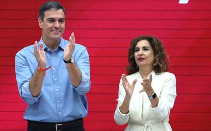 El secretario general del PSOE, Pedro Sánchez, y la vicesecretaria general, María Jesús Montero, celebran los resultados con la dirección federal del partido, este lunes en Madrid.