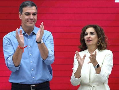 El secretario general del PSOE, Pedro Sánchez, y la vicesecretaria general, María Jesús Montero, celebran los resultados con la dirección federal del partido, este lunes en Madrid.