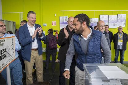 Javier Ortega Smith aplaudeix el candidat per Barcelona, Ignacio Garriga, que ha votat a Sant Just Desvern.