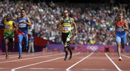 El sudafricano Oscar Pistorius (en el centro), el jamaicano Rusheen McDonald (izquierda), Luguelin Santos (segundo a la izquierda) de República Dominicana y el ruso Maksim Dyldin (derecha) en la carrera de 400 metros.