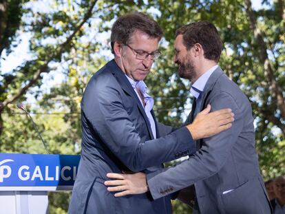 El actual líder del PP, Alberto Núñez Feijóo, y el expresidente nacional del PP, Pablo Casado, en Pontevedra en septiembre de 2019, cuando el primero presidía la Xunta y el segundo, el PP.