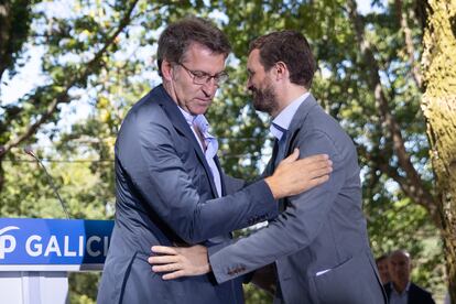 El actual líder del PP, Alberto Núñez Feijóo, y el expresidente nacional del PP, Pablo Casado, en Pontevedra en septiembre de 2019, cuando el primero presidía la Xunta y el segundo, el PP.