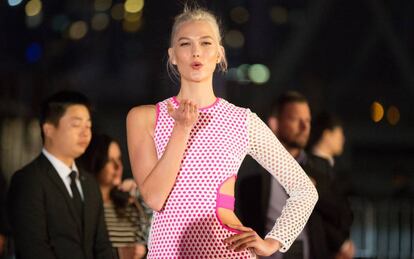 Karlie Kloss en la alfombra roja del Mercedes-Benz Arena.