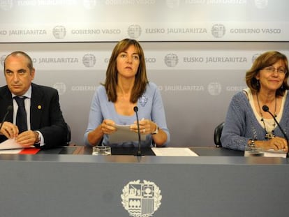 Mendia, en el centro, junto a los consejeros de Economía y Cultura, Carlos Aguirre y Blanca Urgell, en Vitoria.