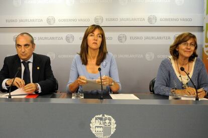 Mendia, en el centro, junto a los consejeros de Economía y Cultura, Carlos Aguirre y Blanca Urgell, en Vitoria.