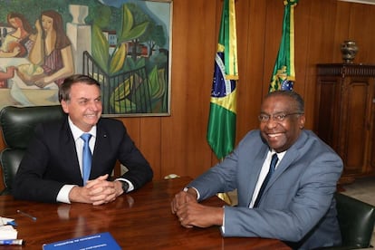 El nuevo ministro de Educación de Brasil, Carlos Alberto Decotelli, junto a Jair Bolsonaro.