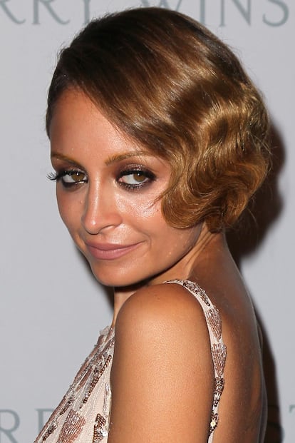 Los dorados años 20 son los elegidos por Nicole Richie al lucir este recogido a un lado, con marcadas ondas al agua.