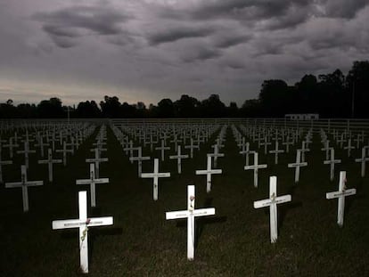 Un campo de cruces en Buenos Aires, réplica del cementerio Darwin ubicado en las Malvinas, recuerda a los soldados argentinos fallecidos en la guerra.