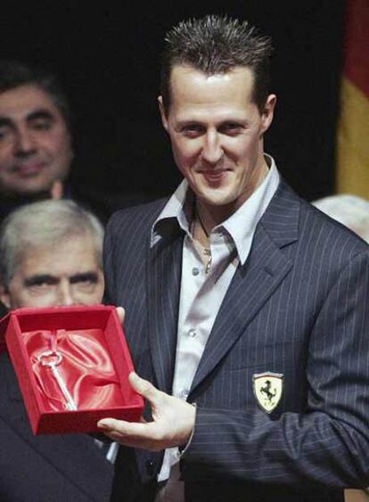 Michael Schumacher recibe las llaves de la ciudad de Maranello, donde Ferrari tiene su sede.