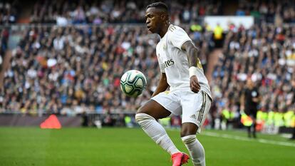 Vinicius controla un balón