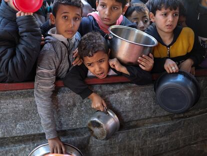 Niños palestinos esperan para recibir alimentos en el municipio de Rafah, en el sur de la franja de Gaza, este lunes 5 de febrero.