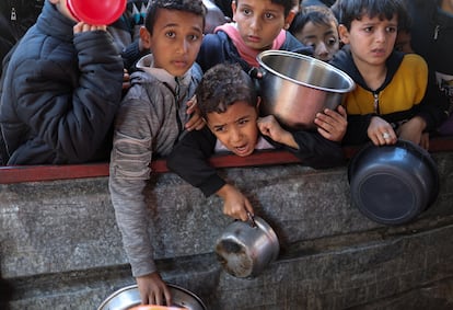 Niños palestinos esperan para recibir alimentos en el municipio de Rafah, en el sur de la franja de Gaza, este lunes 5 de febrero.