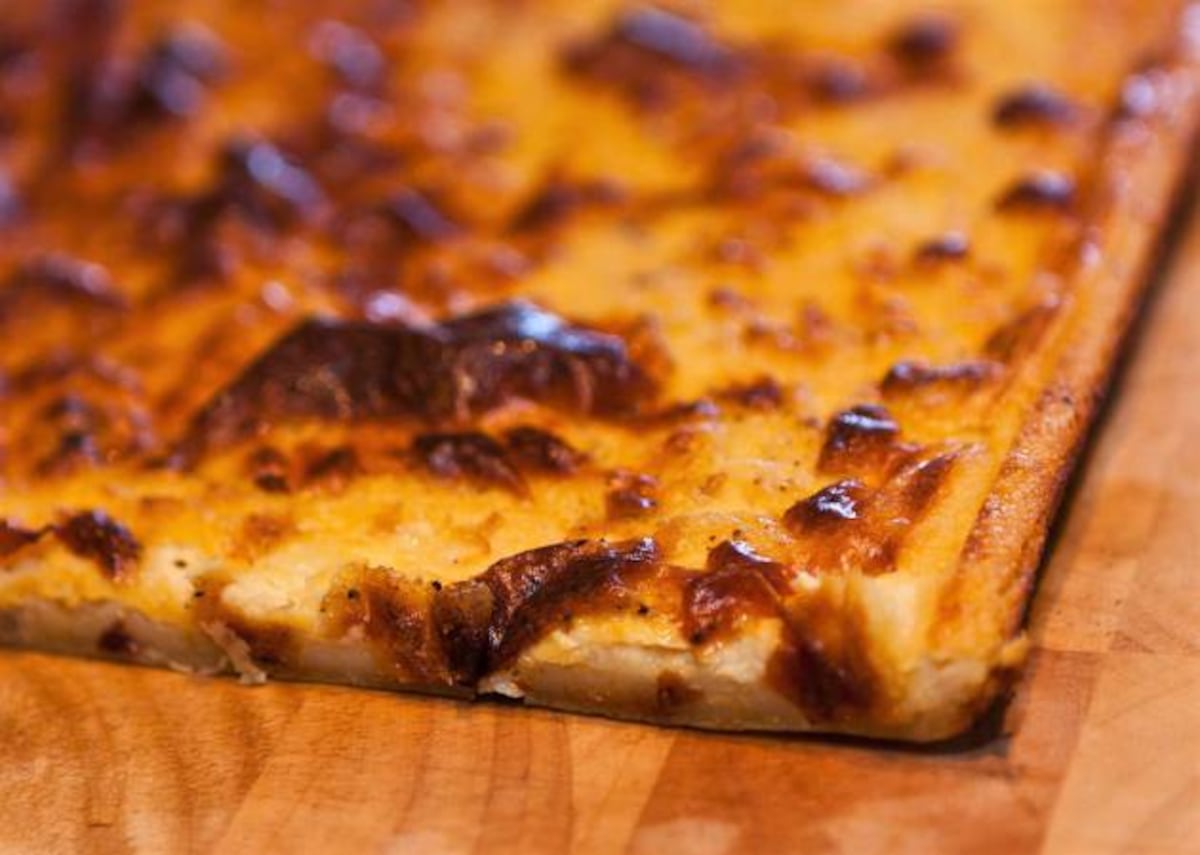 Fainá 🇦🇷 La fainá, traída por inmigrantes genoveses a principios del  siglo XX, es un plato característico de la gastronomía de Argentina. En  Buenos Aires, se vende en diversas pizzerías tradicionales. Es, image size:1200x855