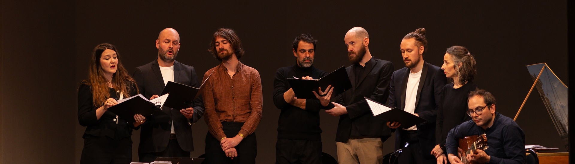 El violagambista Robin Pharo (tercero por la izquierda) y los integrantes del grupo Près de votre oreille cantando su composición ‘Réversibilité’