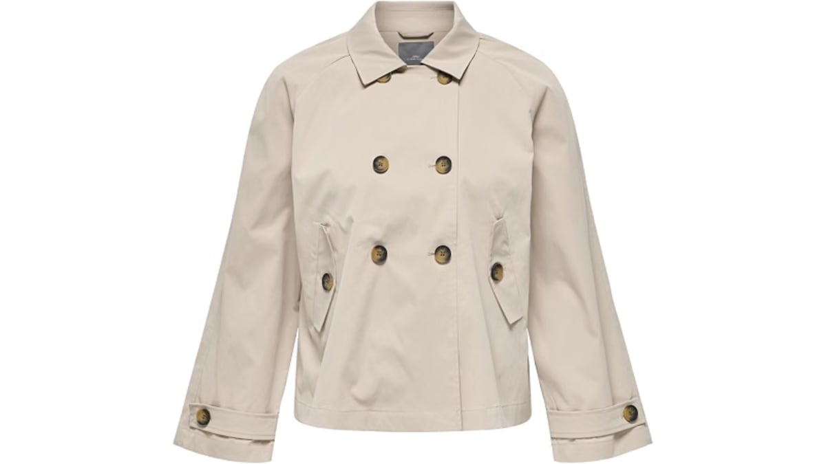Gabardina corta con cuello camisero.