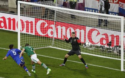 El irlandés Sean St Ledger marca el 1-1 ante Croacia