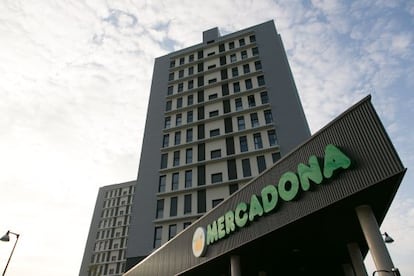 Fachada del supermercado de Mercadona en la zona de Esmaltaciones, en Vitoria.