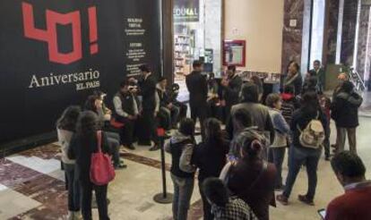 Visitantes durante la exposición 40 Aniversario