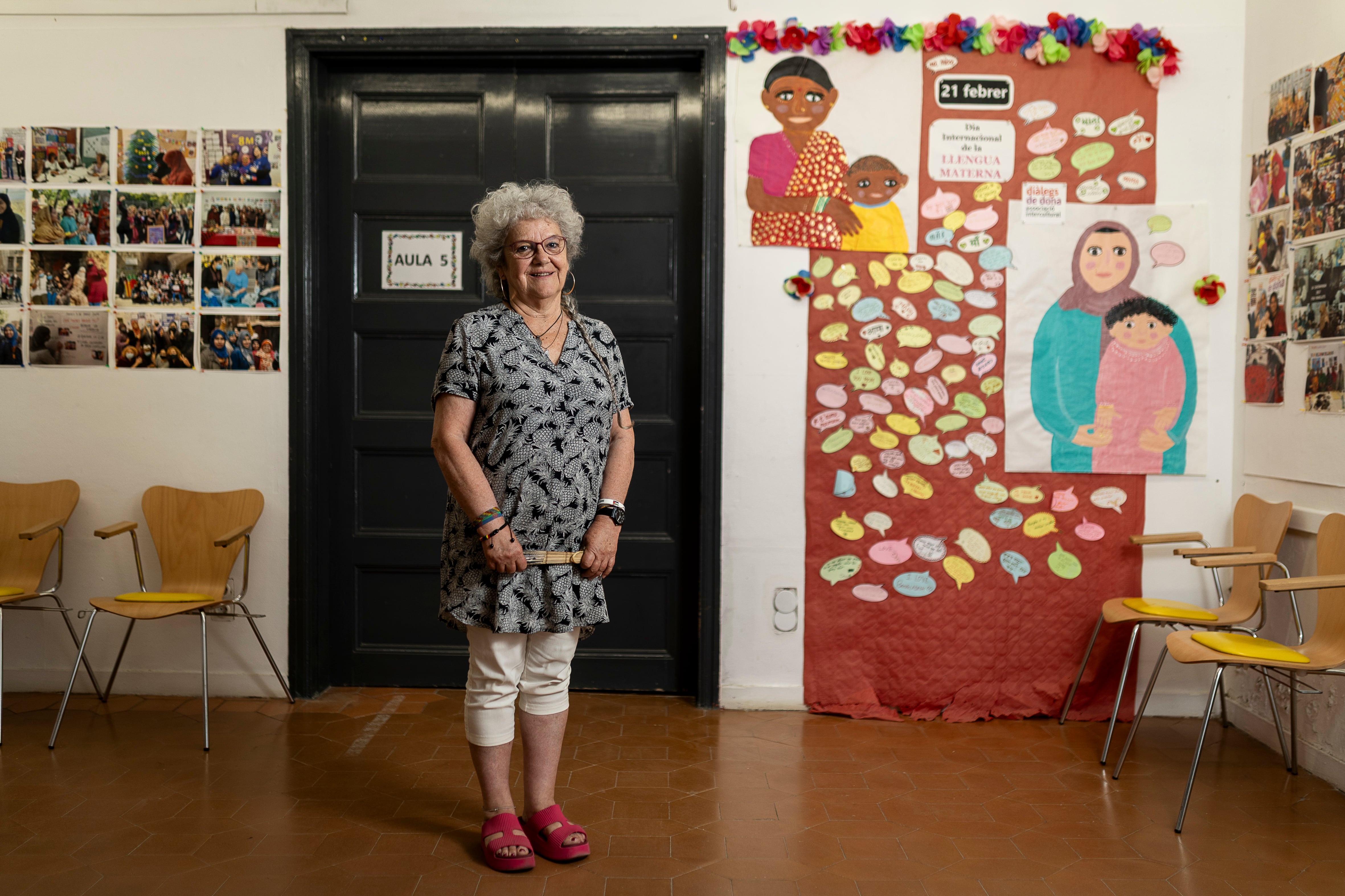 Mercè Amor, presidenta de Diàlegs de Dona, asociación de acogida de mujeres inmigrantes del barrio del Raval, fotografiada en la sede de la asociación.

